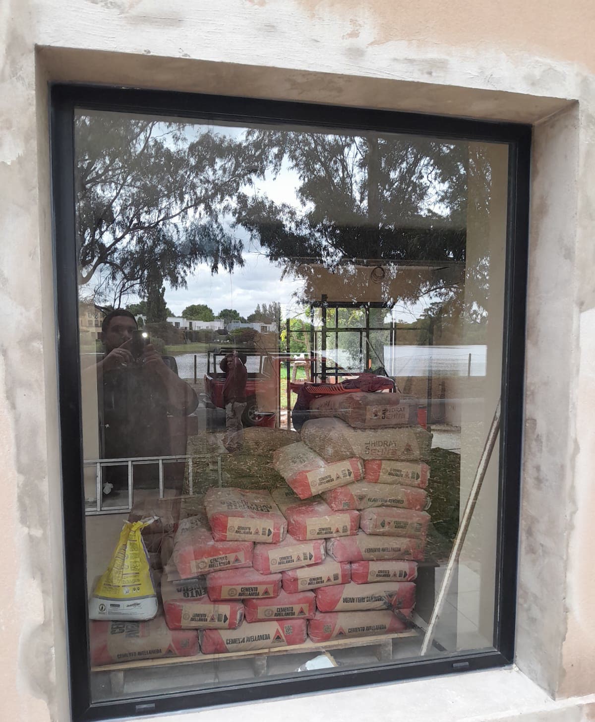 Paño fijo negro de gran tamaño en una obra